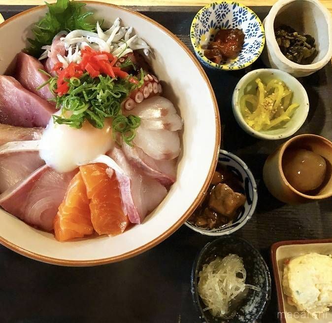 お盆に盛られた亀山学の海鮮丼