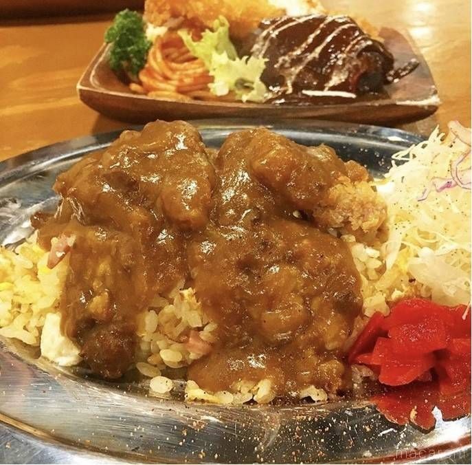 シルバーのお皿に盛られたキッチンゴン 京都六角本店のピネライス