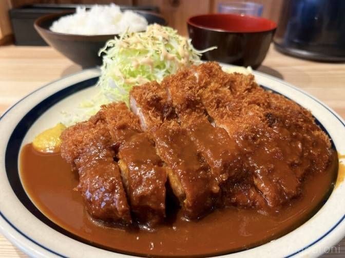 白いお皿に盛られたとんかつ処 おくだのジャンボロースカツ