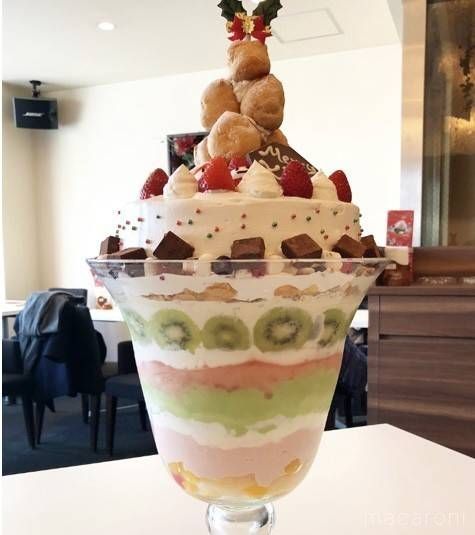 グラスに盛られたからふね屋珈琲 三条本店のジャンボパフェ