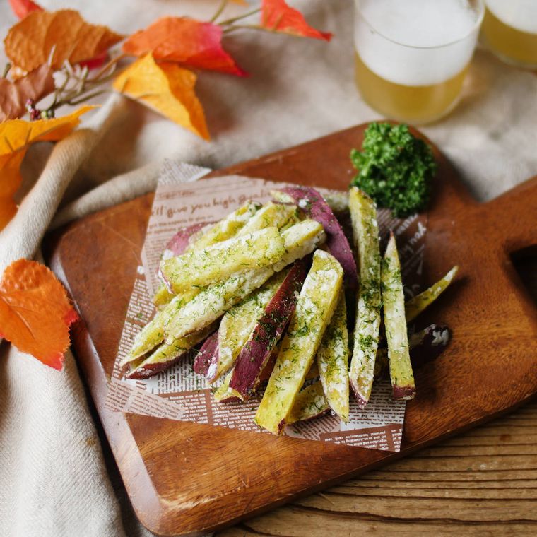 カッティングボードに盛られたのり塩さつまいもスティック