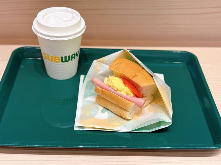 緑のトレイにのっているドリンクセット たまごハム