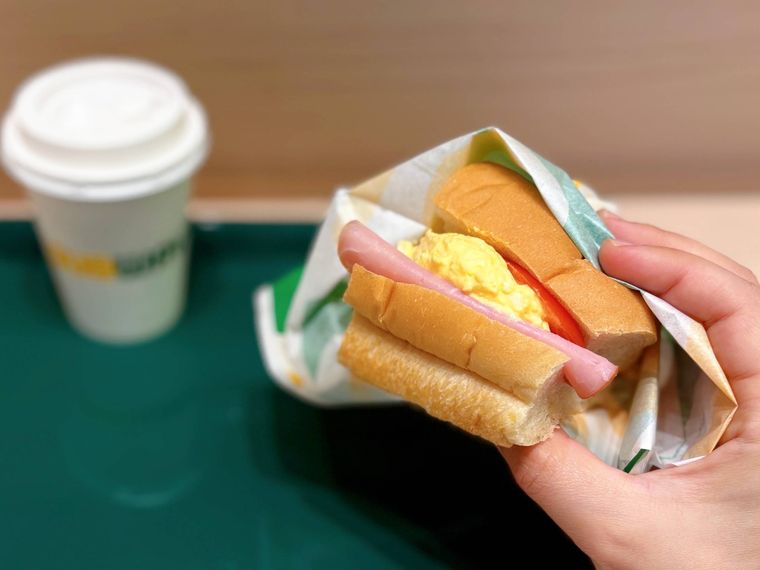 手に持っているたまごハムサンドドリンク