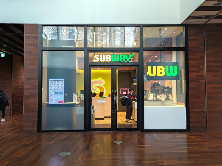 ロゴが目立つサブウェイの外観