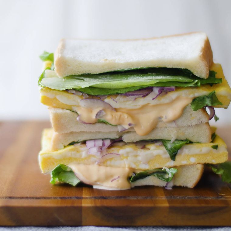 厚焼き玉子とチーズが挟まったサンドイッチ