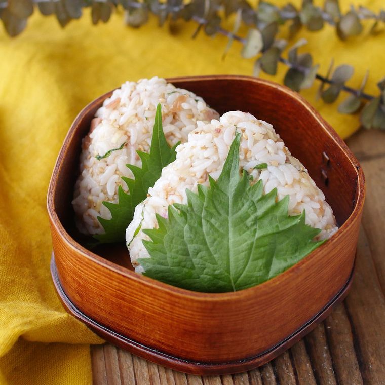 お弁当箱に入ったおにぎり