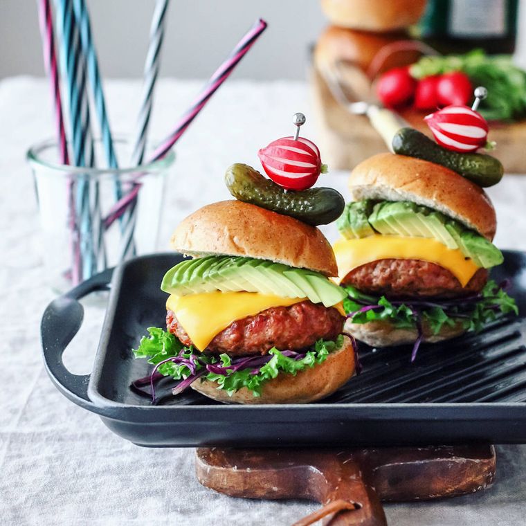 アボカドとチーズが入ったハンバーガー