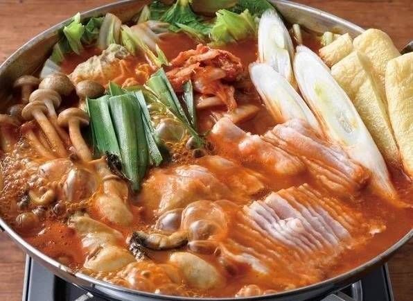 豚キムチ鍋をコンロで煮込んでいる様子