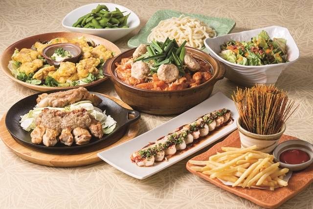 ポテトフライやチゲ鍋などの宴会料理が並んでいる