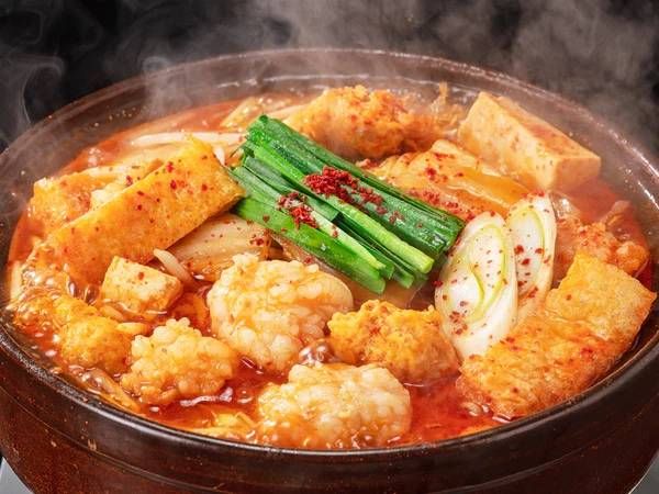 土鍋の中でホルモンやニラなどを煮込んでいる様子