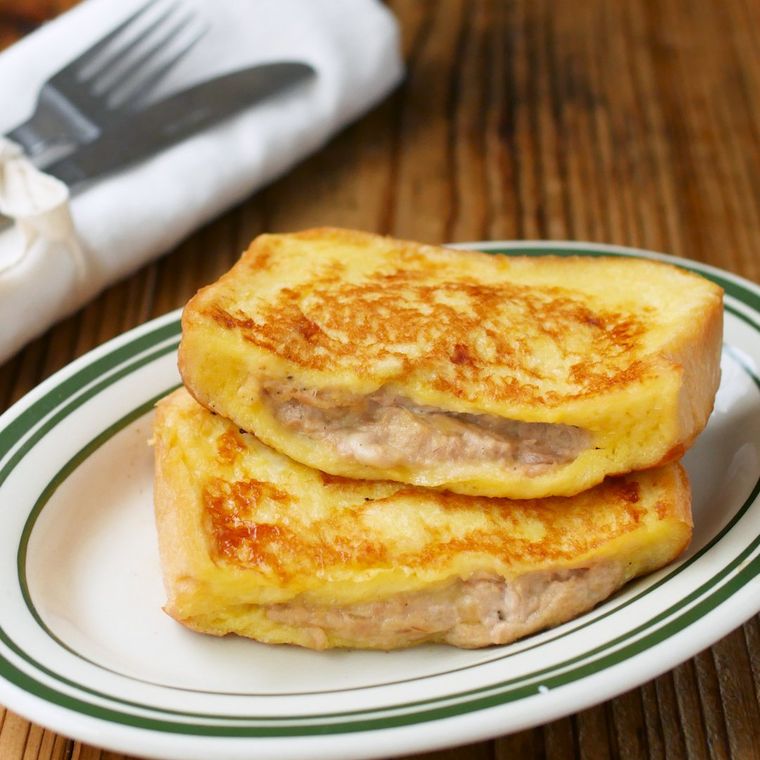 ツナマヨネーズが挟まったフレンチトースト