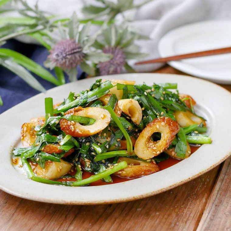 皿に盛られたニラとちくわのコチュジャン炒め