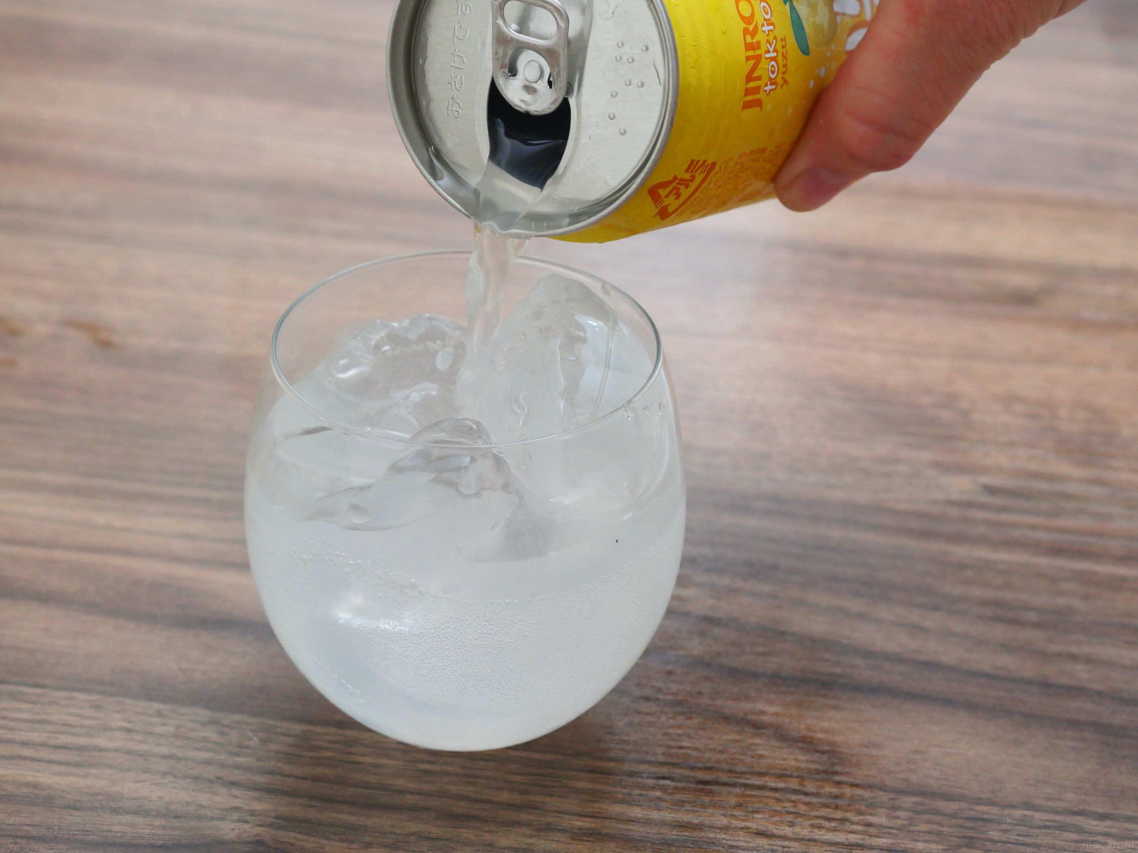 韓国の人気酎ハイ「イスルトクトク」がローソンに上陸。日本限定フレーバーを飲み比べ macaroni