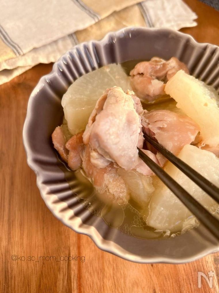 グレーの器に盛られた鶏もも肉と大根のほっこり白だし煮