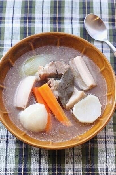 茶色い器に入れられた塩豚と根菜のジンジャーポトフとスプーン