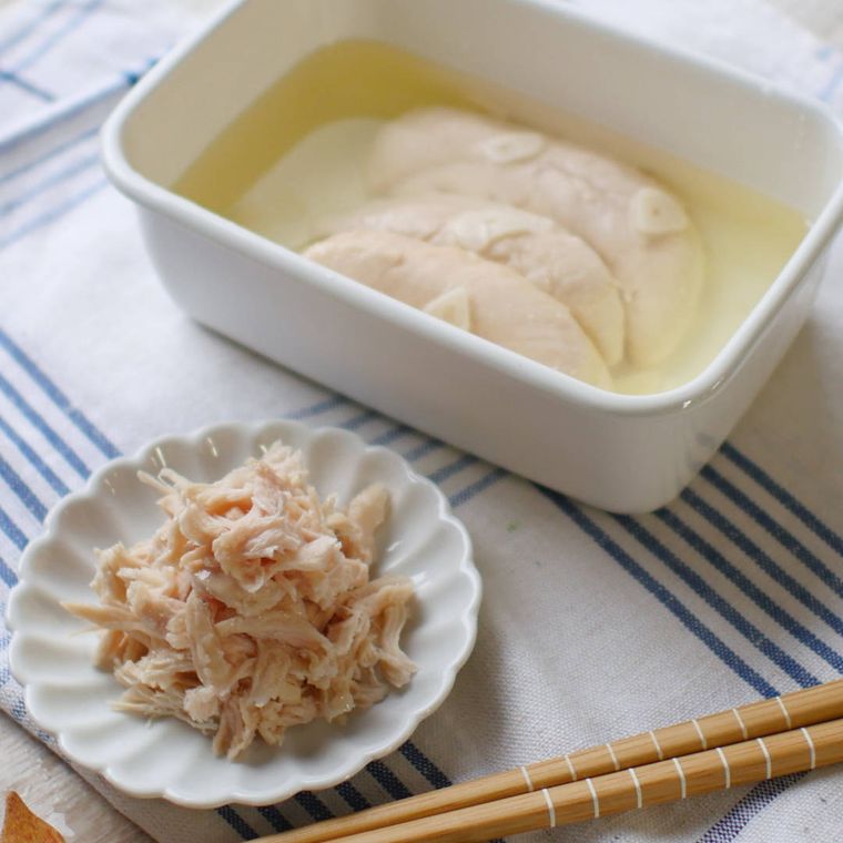 白い小皿に盛り付けられた鶏ささみのオイル漬け