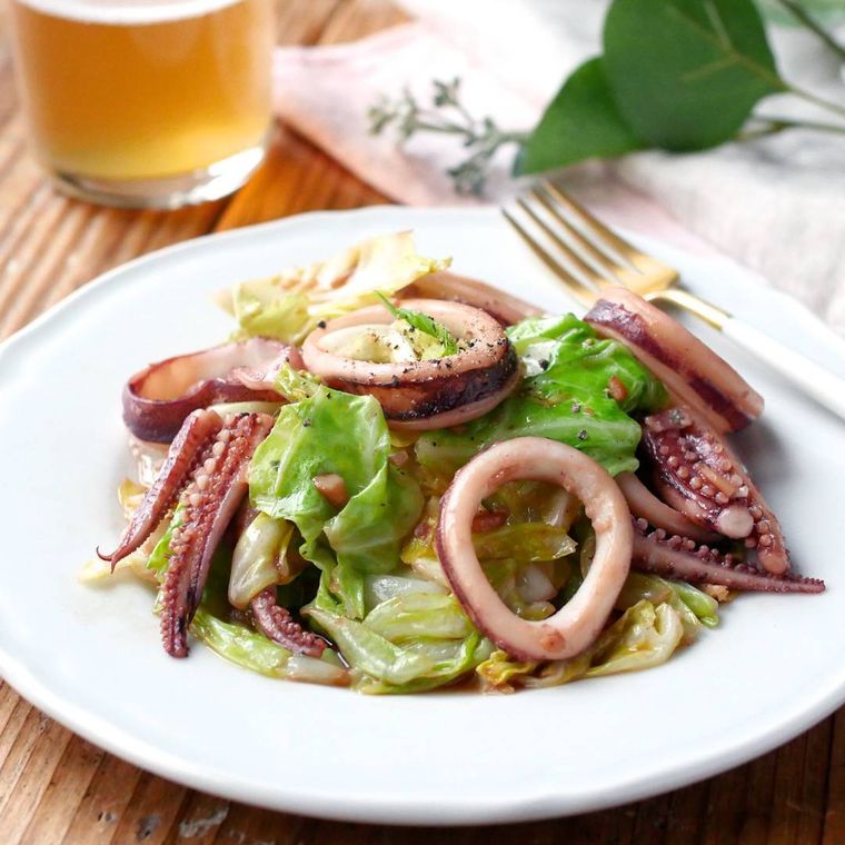 白い皿に入ったイカとキャベツのバターしょうゆ炒め