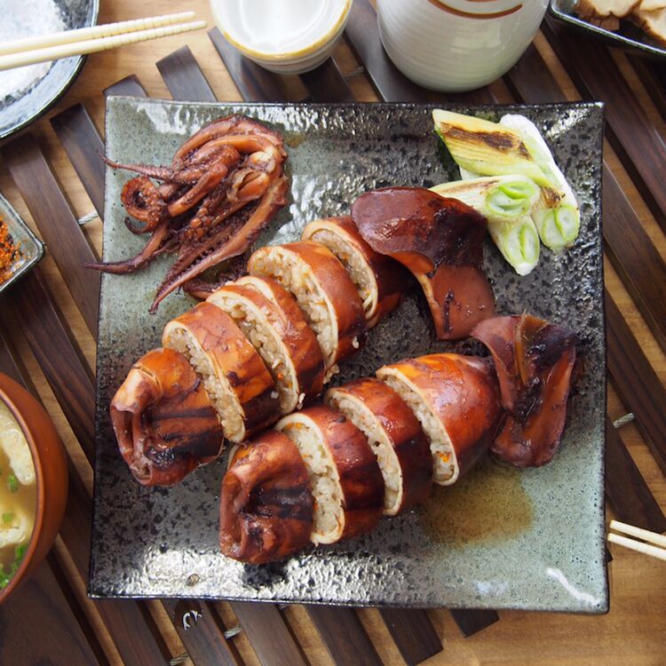 黒い角皿にのったイカ飯