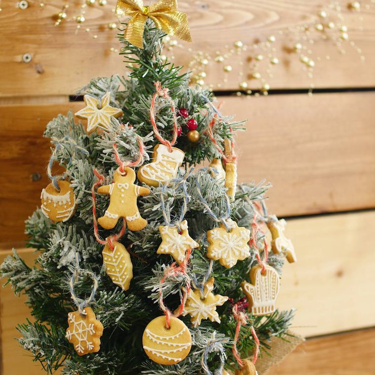 クリスマスツリーに飾られたクリスマスクッキー