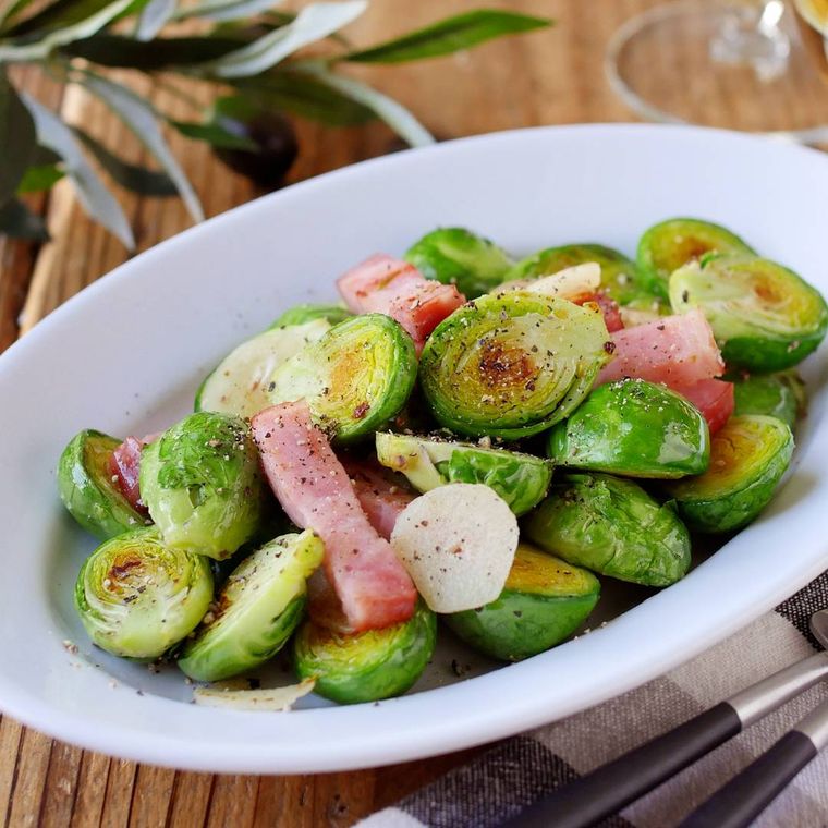 白いオーバル皿に盛り付けた芽キャベツのソテー