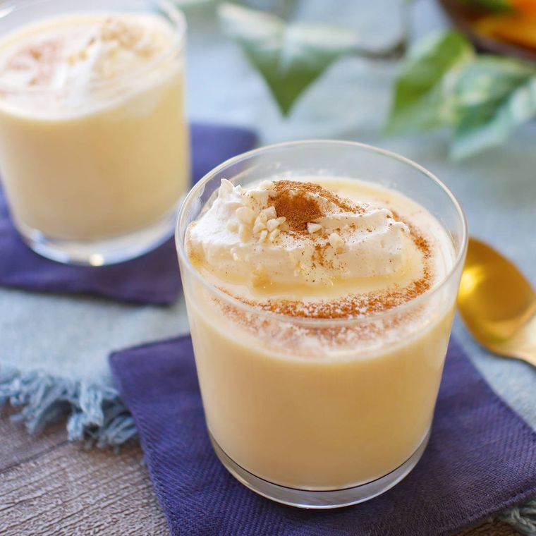 グラスに注がれたエッグノッグ