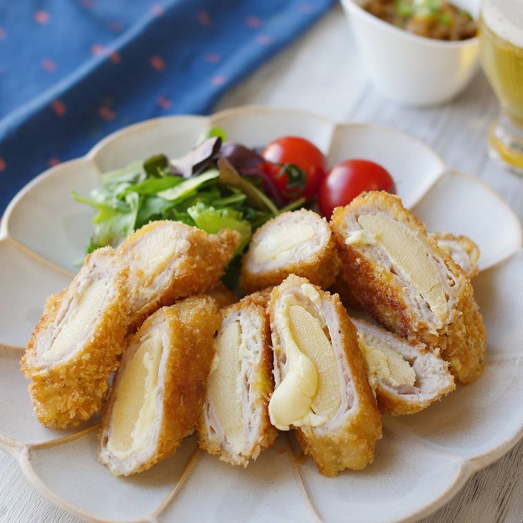 白い陶器に盛り付けた数の子とチーズのフライ