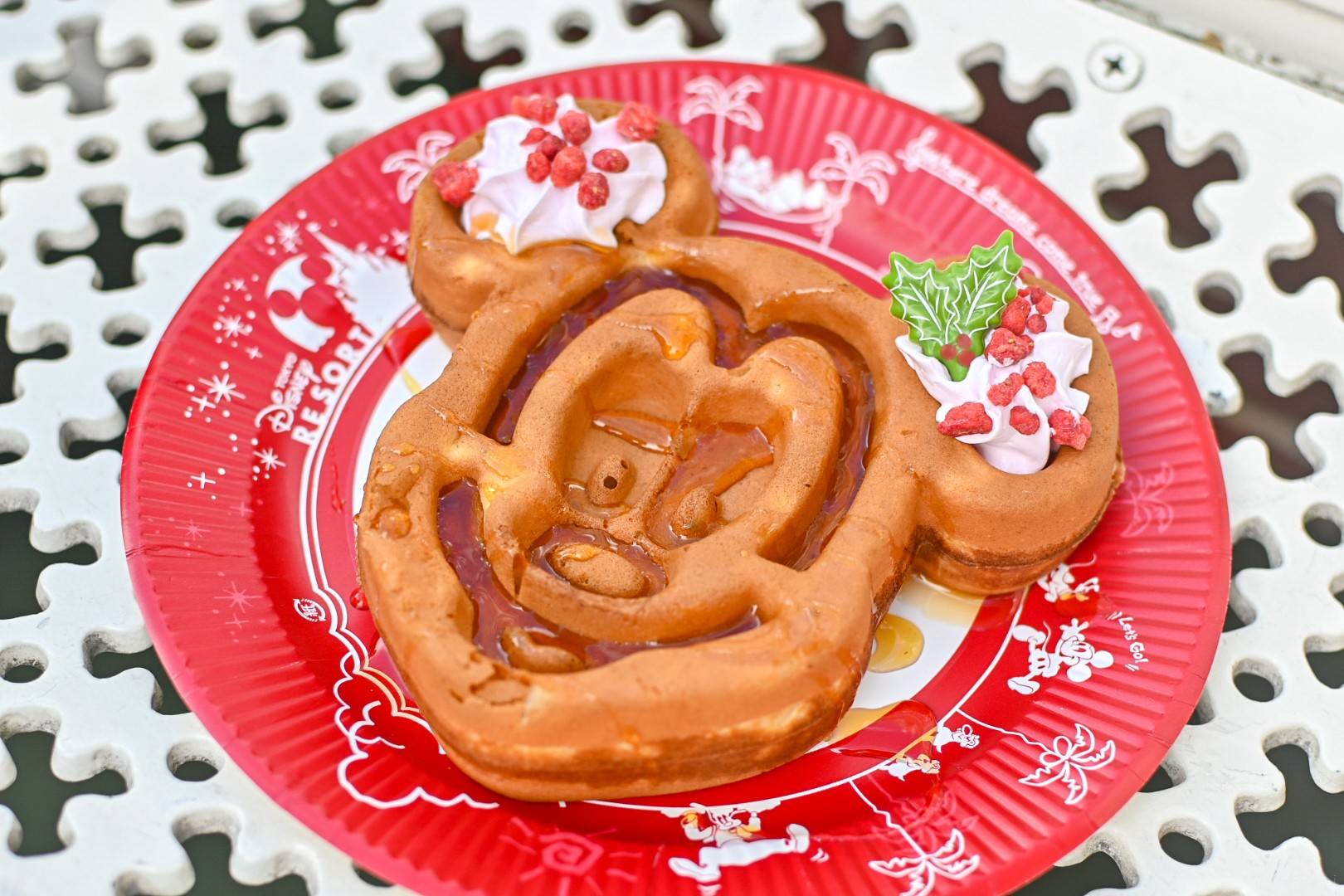 東京ディズニーランド®で圧倒的人気！「ミッキーワッフル」がクリスマス仕様に変化