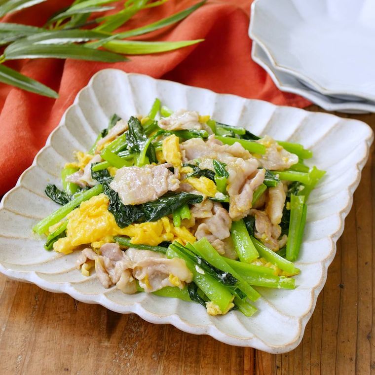 四角皿に盛られた豚肉と小松菜の卵炒め