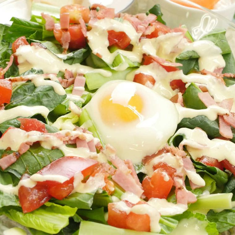 生小松菜に温玉とベーコンが乗ったシーザーサラダ