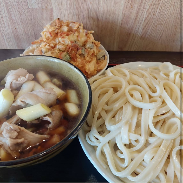 「藤店うどん 川越店」の肉汁うどん、ボリューミーな野菜天盛