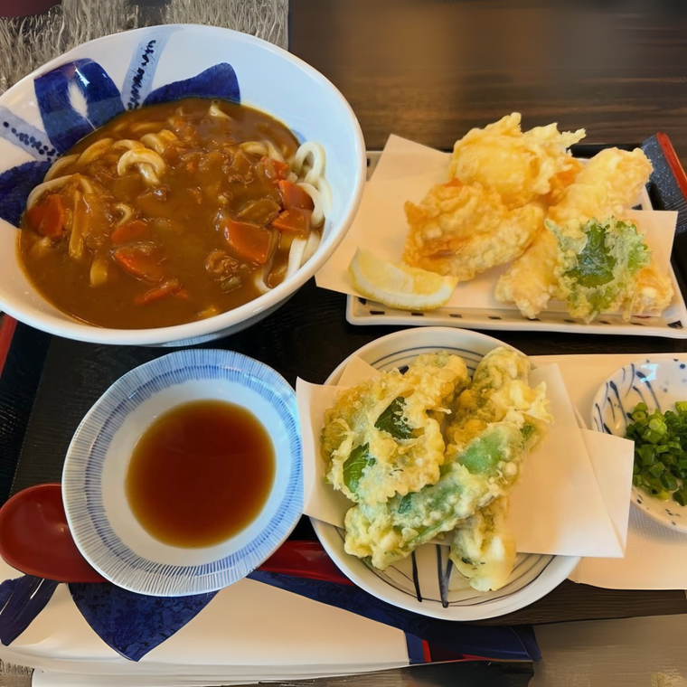 濃厚なカレーがたっぷりかかった「カレーうどん」と天ぷら