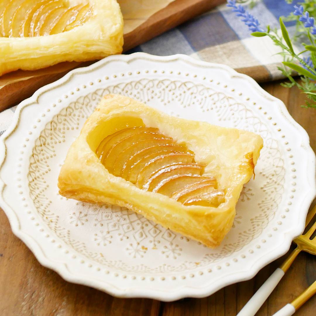 かぶせて焼くだけだから失敗しない！逆さまアップルパイ - macaroni