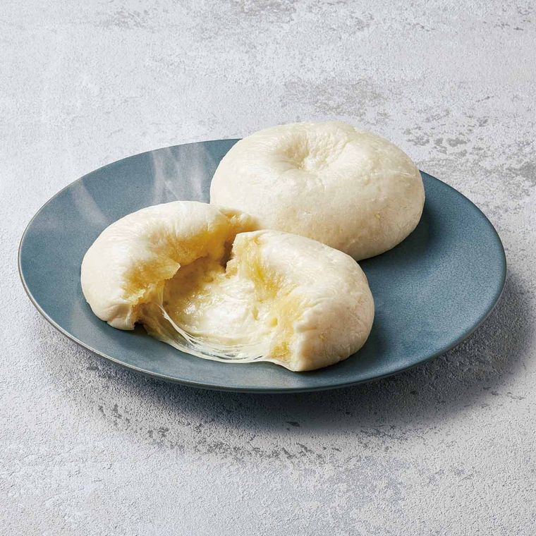 生地の中からとろけたチーズがあふれ出ているチーズまん