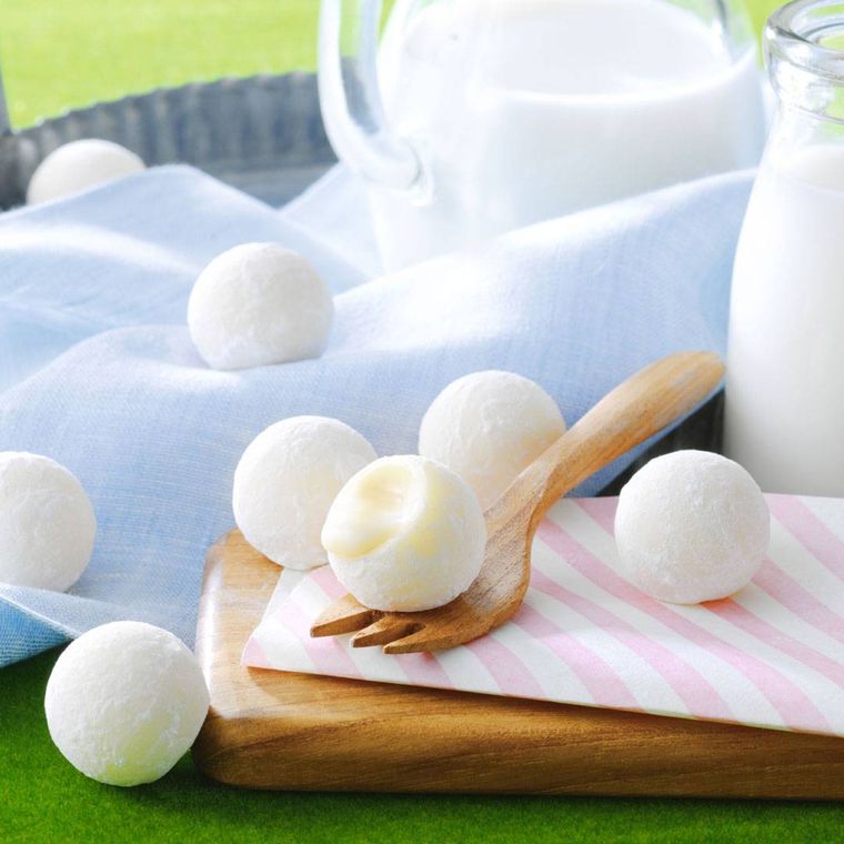 複数個の牛乳トリュフが並べられている様子