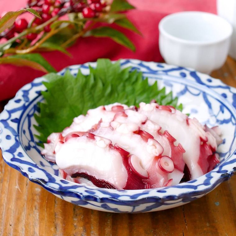 青い皿に盛られた酢だこ