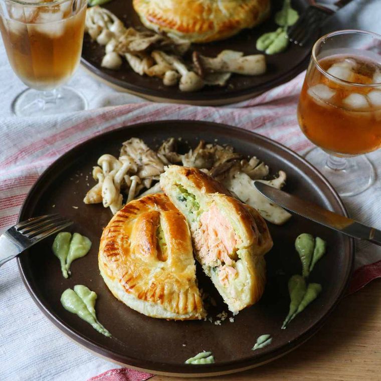 茶色い器にのせられたサーモンとアボカドのパイ包み焼き