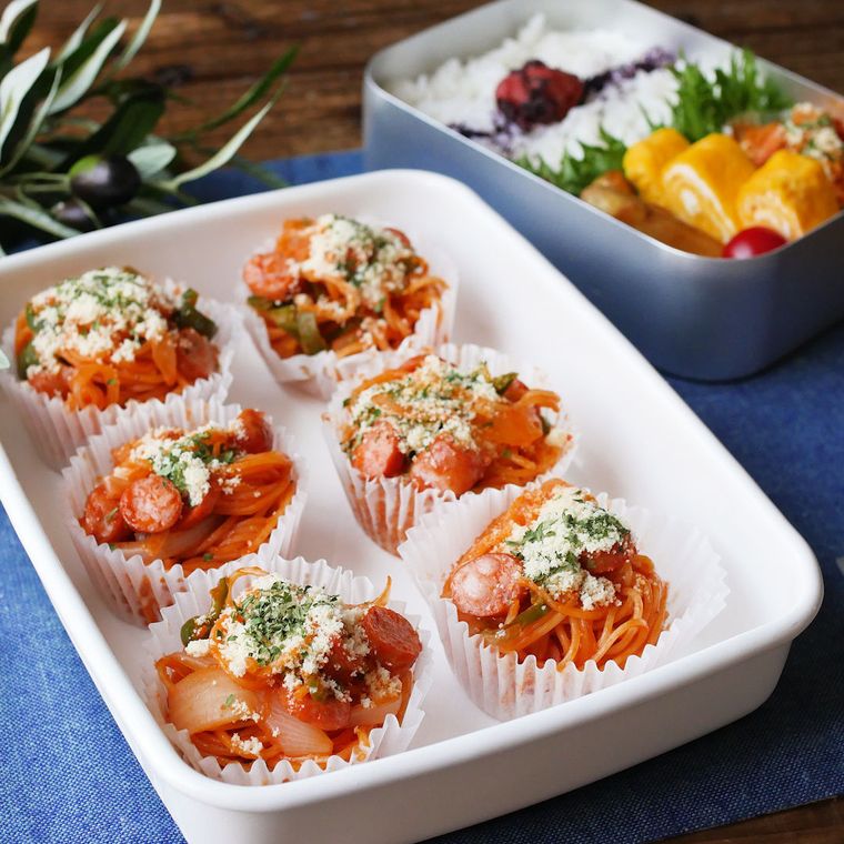 ナポリタンがひとくちサイズに分けられバットに並べられているところ