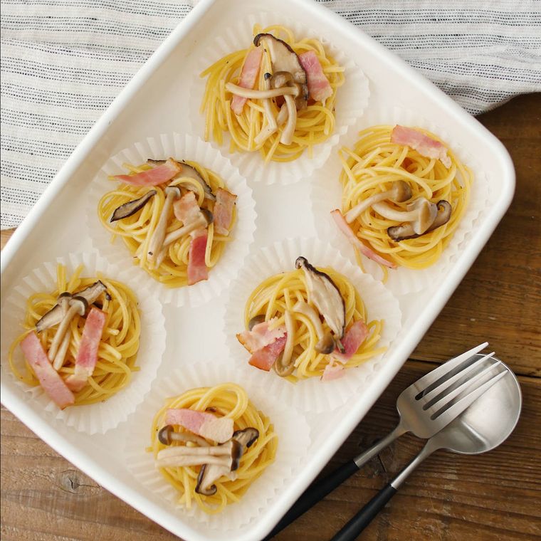 和風きのこパスタがひとくちサイズに分けられバットに並べられているところ