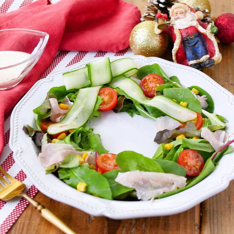 白い皿に盛られたきゅうりのクリスマスリースサラダ