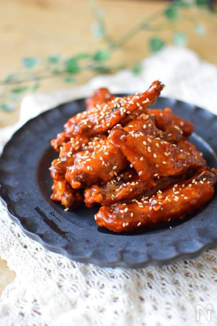 皿に盛られた手羽中のヤンニョムチキン