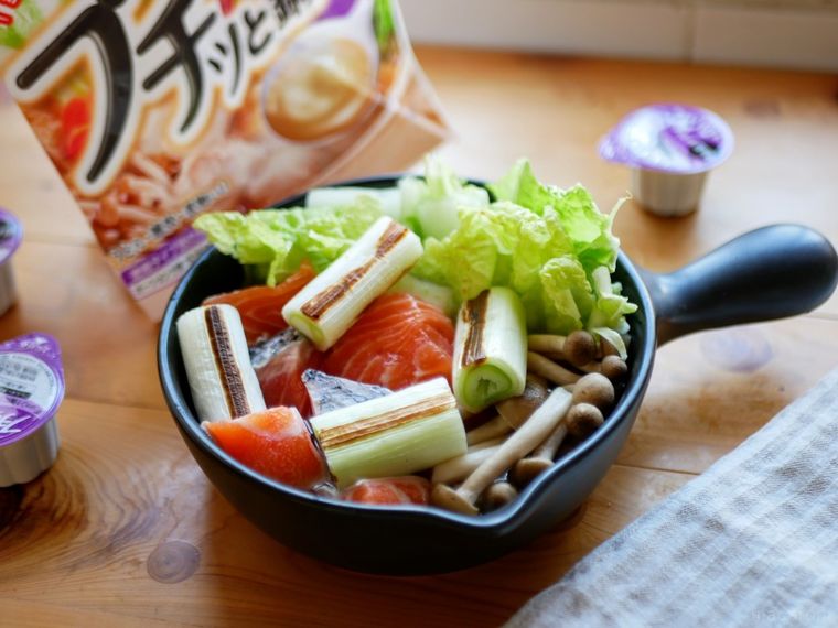 鮭の寄せ鍋と鍋つゆのパッケージ