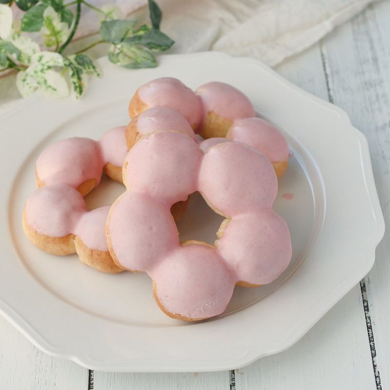 ストロベリーチョコレートがかかった豆腐焼きドーナツ