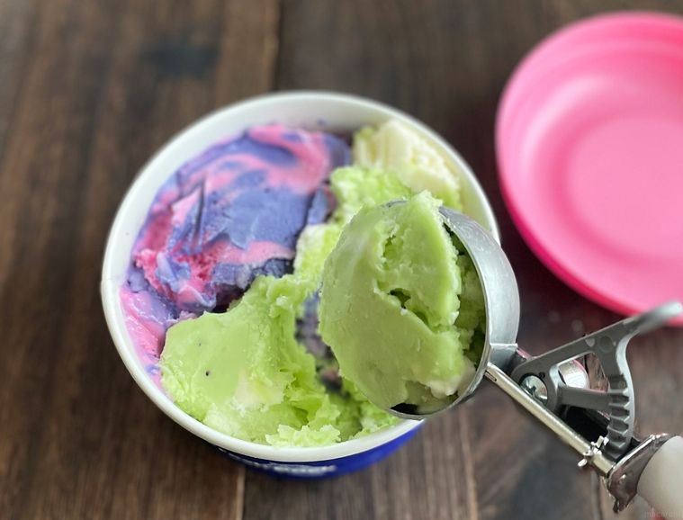 サーティワンフレッシュパック ミニをアイスディッシャーですくっているところ