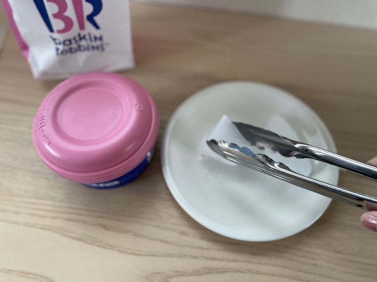 サーティワンのアイスクリームに同梱されているドライアイスを取り出しているところ