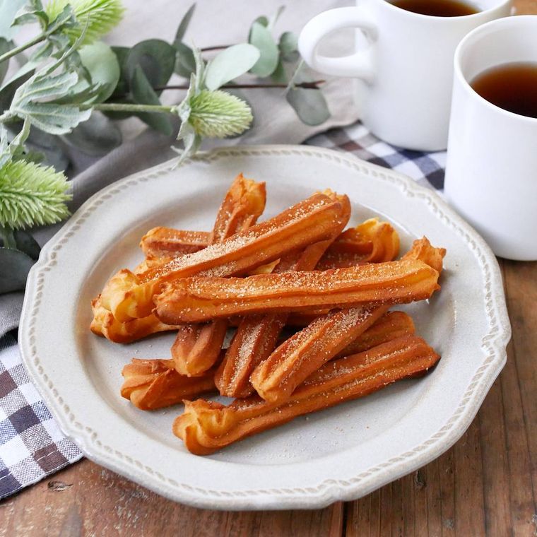 砂糖がまぶされたチュロス