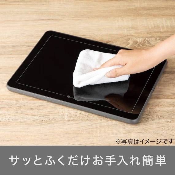 フードウォーマープレートをフキンで拭いている様子