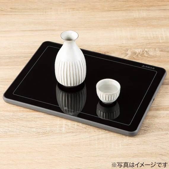 フードウォーマープレートに徳利とお猪口が置かれている