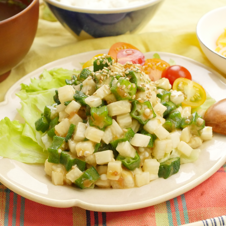 皿に盛られた長芋とオクラの梅肉和え
