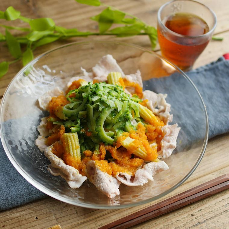 ガラスの器に盛られた豚肉とゴーヤの冷しゃぶサラダ