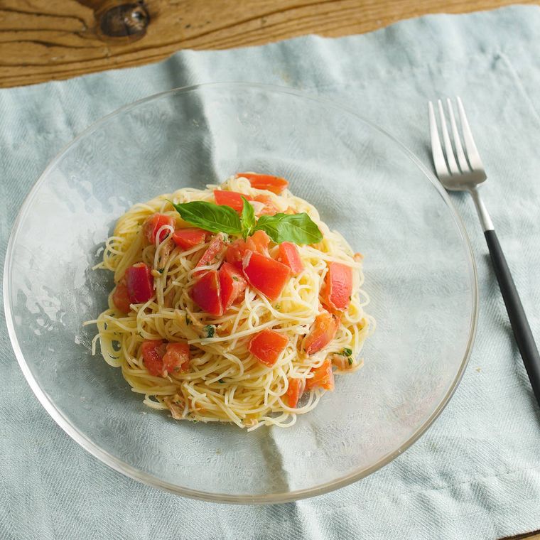 ガラスの器に盛られたトマトの冷製パスタ